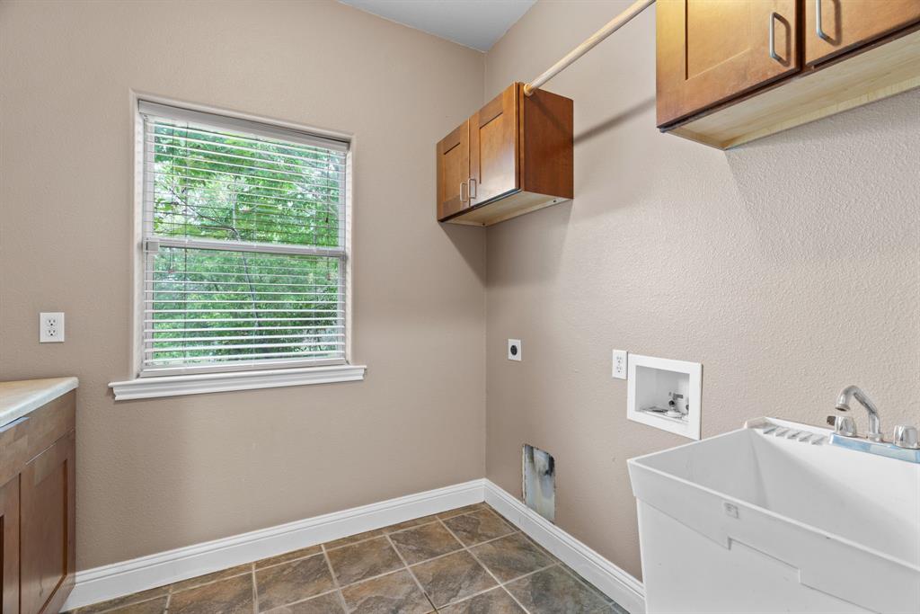 217 Naibara Trail Weatherford, TX 76088 - Photo 13 of 35 a utility room with a window dryer and washer