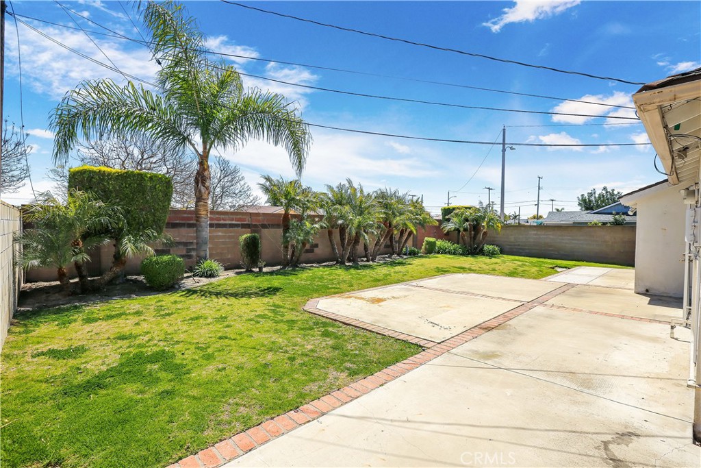 15902 King Circle Westminster, CA 92683 - Photo 28 of 43 a front view of a house with garden