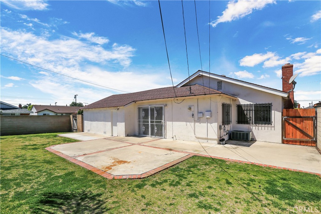 15902 King Circle Westminster, CA 92683 - Photo 33 of 43 a view of a house with a yard