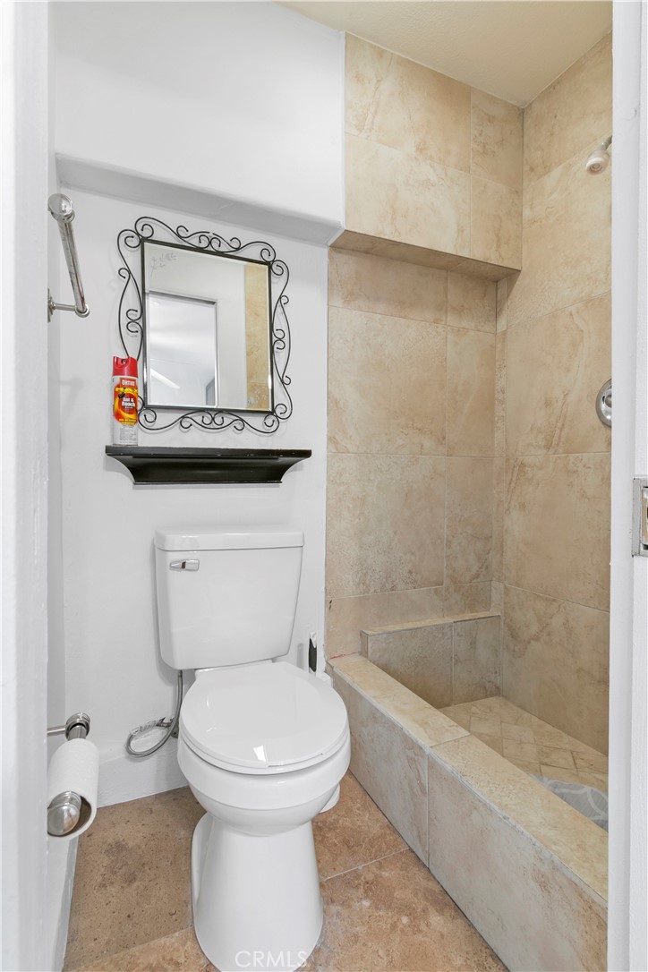 68295 Marina Road Cathedral City, CA 92234 - Photo 24 of 39 a bathroom with a toilet a sink and bathtub