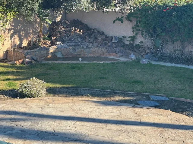 a view of a backyard