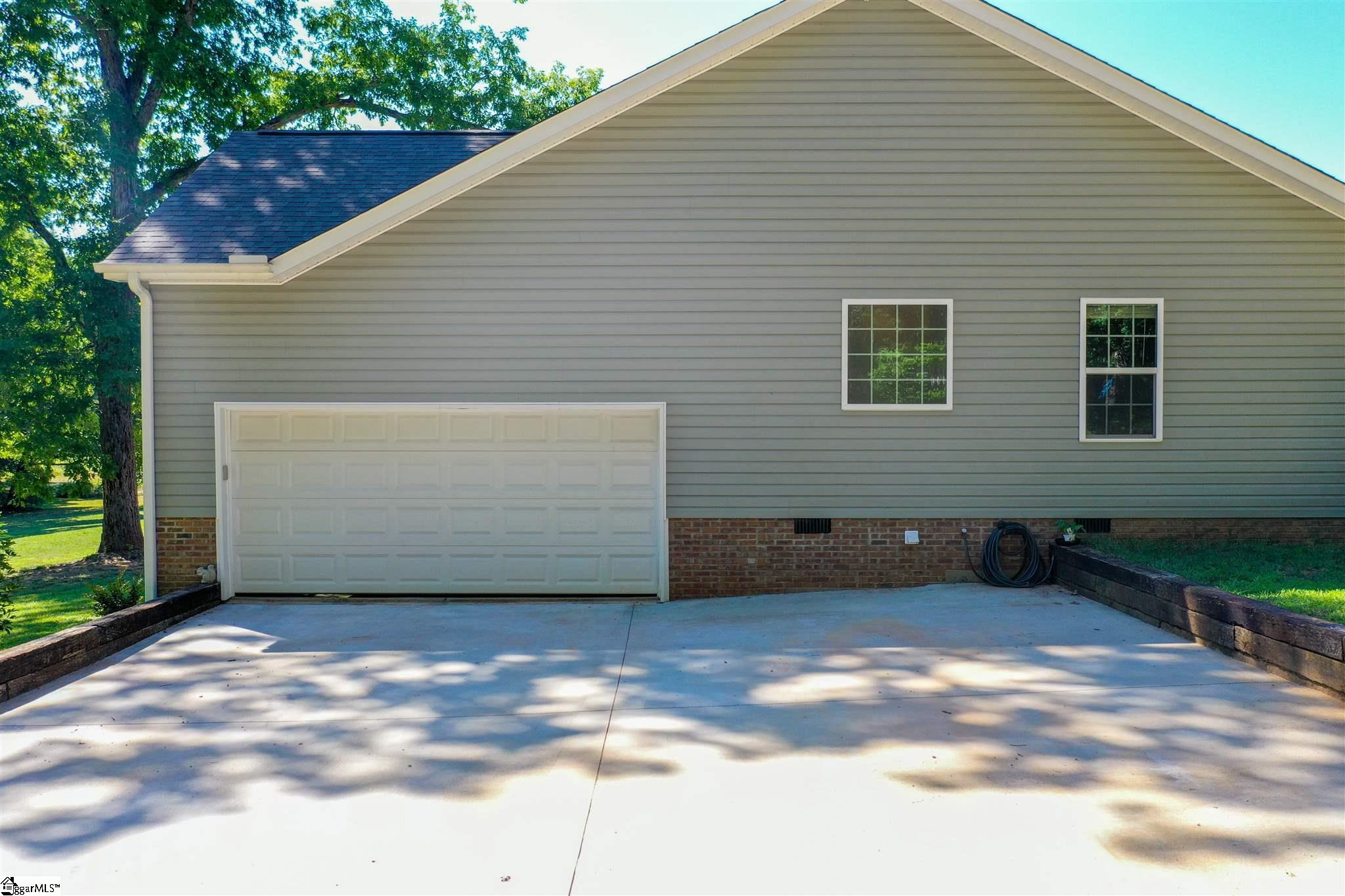 340 Burgess School Road Pelzer, SC 29669 - Photo 4 of 36