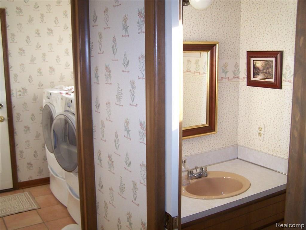 917 Biggers Court Rochester, MI 48309 - Photo 16 of 35 100_1703.JPG