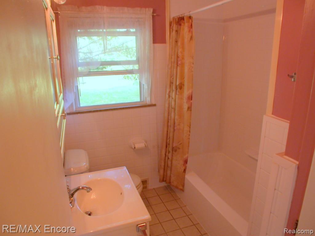 60 Crescent Road Waterford, MI 48327 - Photo 52 of 64 DSCN3251.jpg