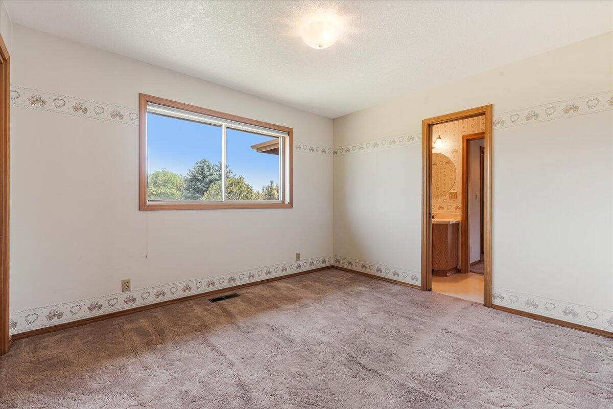 64515 Rock Springs Road Bend, OR 97703 - Photo 31 of 49 Guest Suite 1