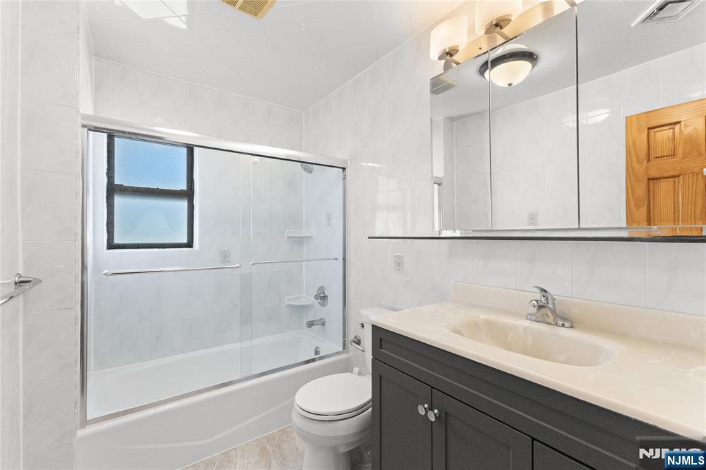239 Burnside Place Ridgewood, NJ 07450 - Photo 13 of 28