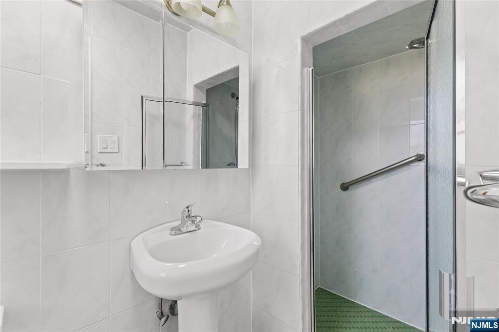 239 Burnside Place Ridgewood, NJ 07450 - Photo 14 of 28