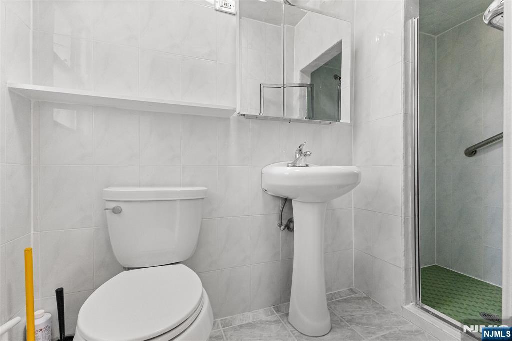 239 Burnside Place Ridgewood, NJ 07450 - Photo 15 of 28