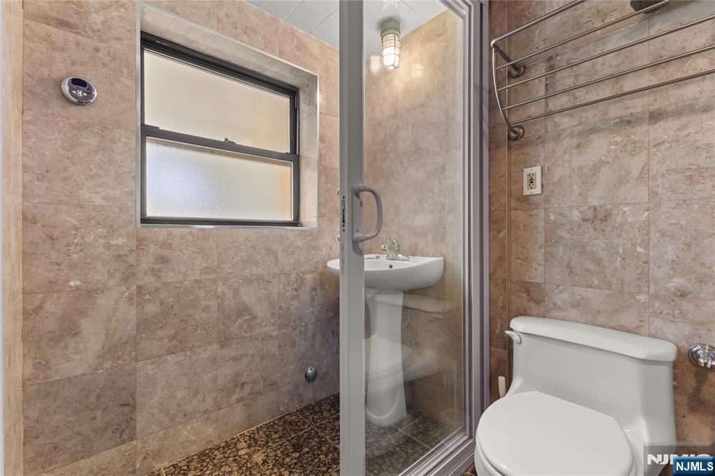 239 Burnside Place Ridgewood, NJ 07450 - Photo 17 of 28