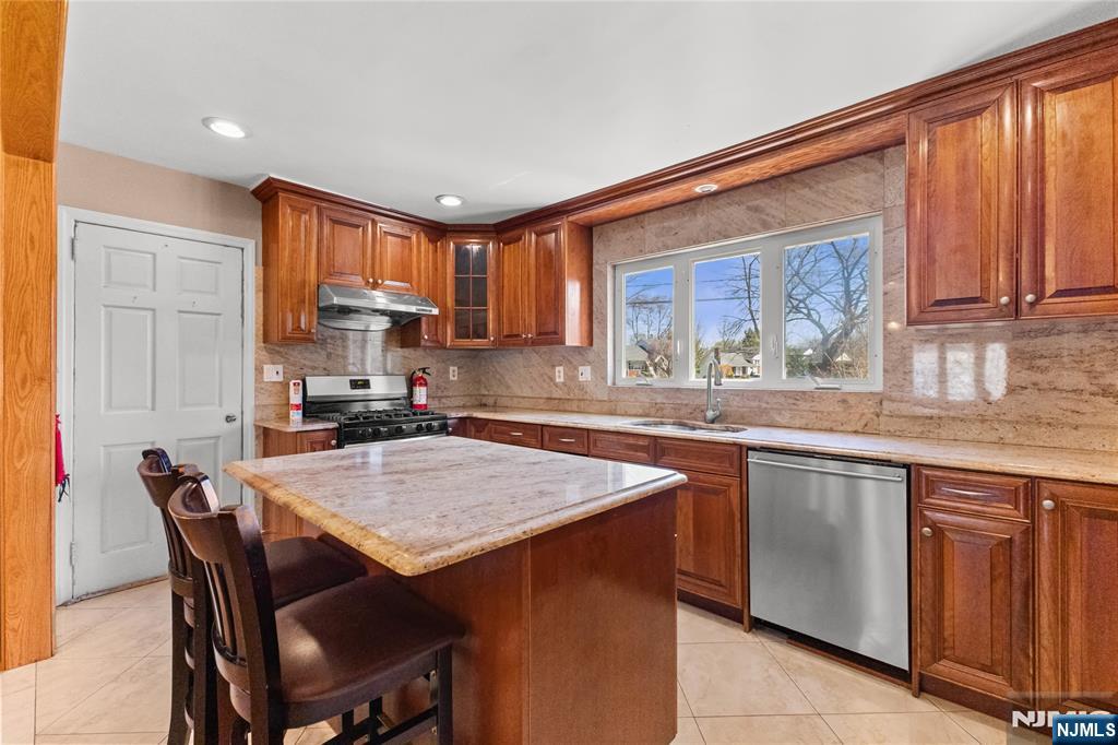 239 Burnside Place Ridgewood, NJ 07450 - Photo 4 of 28