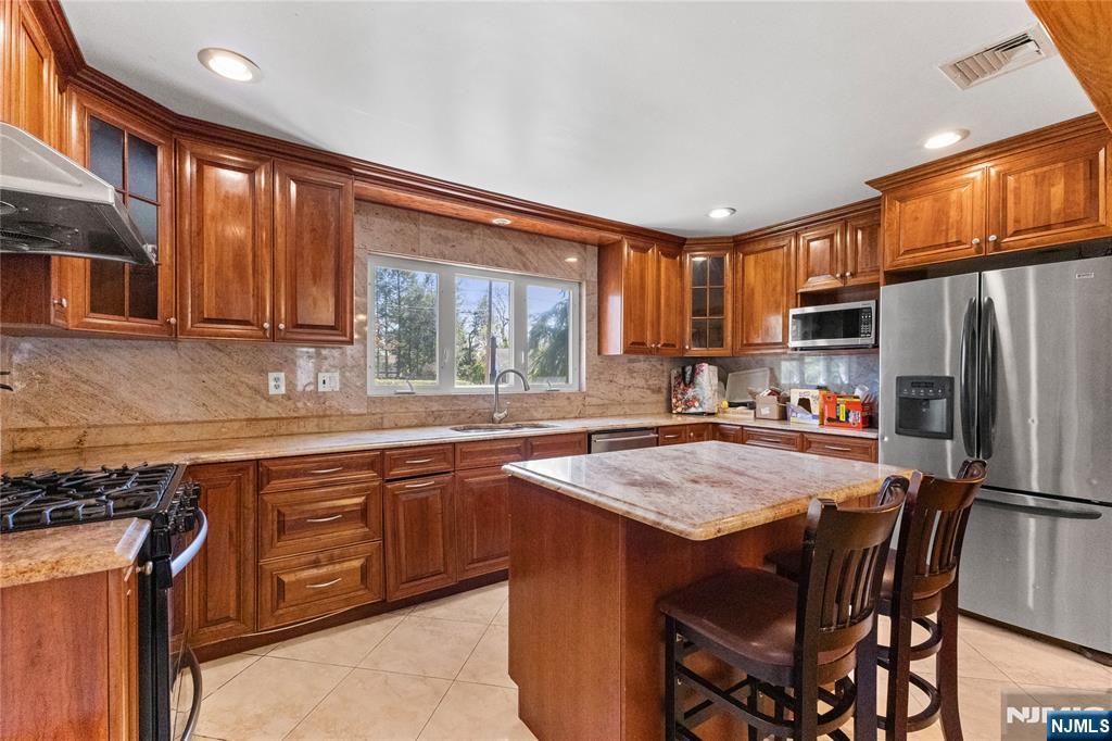 239 Burnside Place Ridgewood, NJ 07450 - Photo 5 of 28