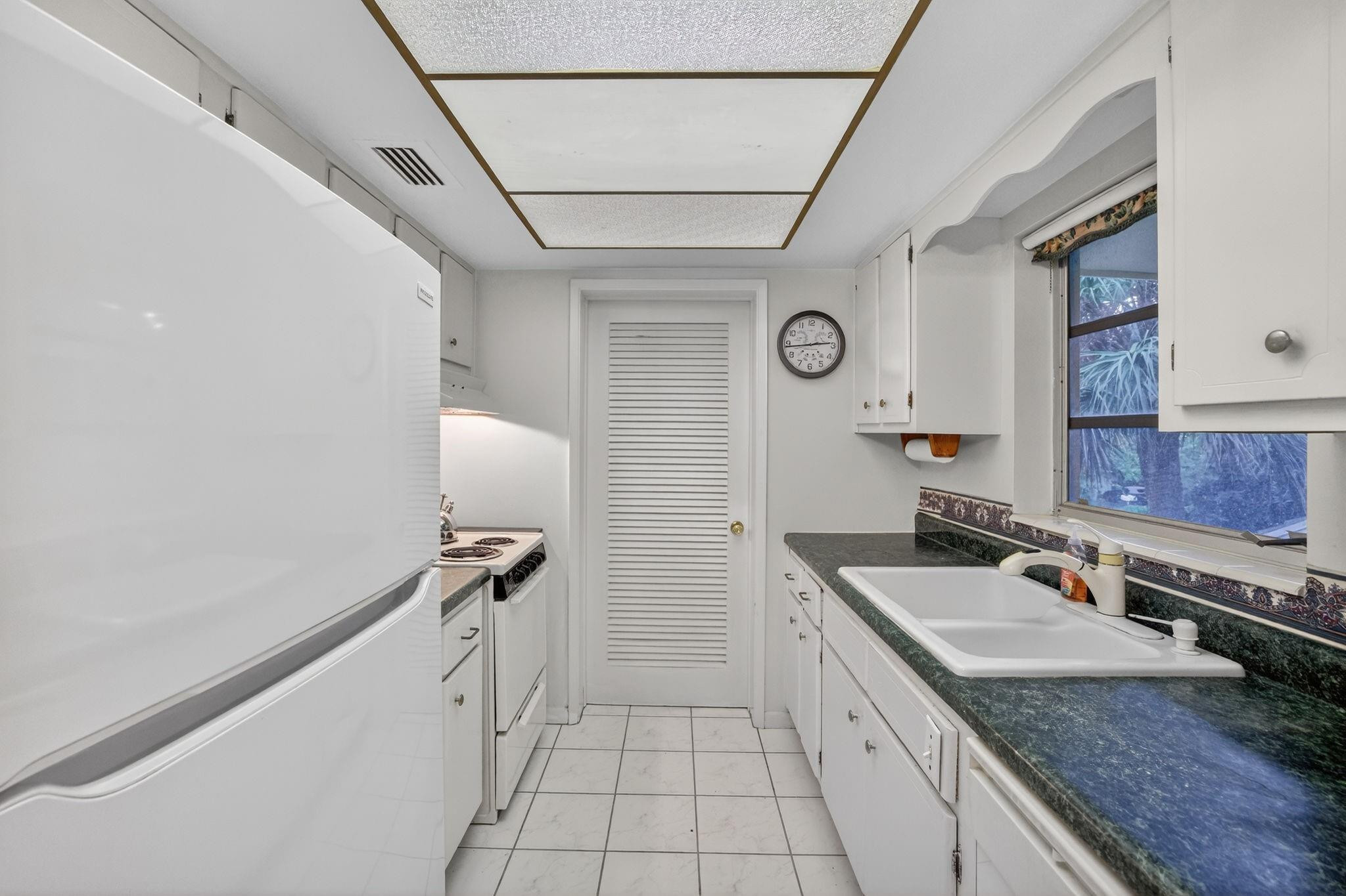 2755 Northeast 28th Avenue, Unit E2 Lighthouse Point, FL 33064 - Photo 13 of 75 Photo 13