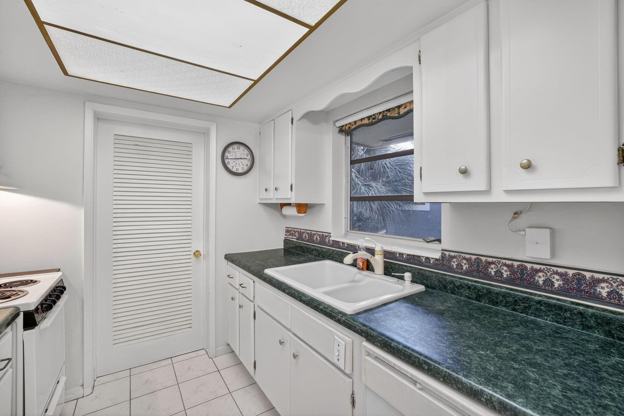 2755 Northeast 28th Avenue, Unit E2 Lighthouse Point, FL 33064 - Photo 14 of 75 Photo 14