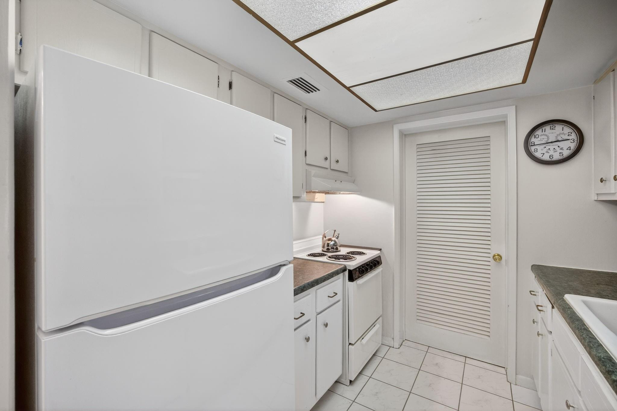 2755 Northeast 28th Avenue, Unit E2 Lighthouse Point, FL 33064 - Photo 15 of 75 Photo 15