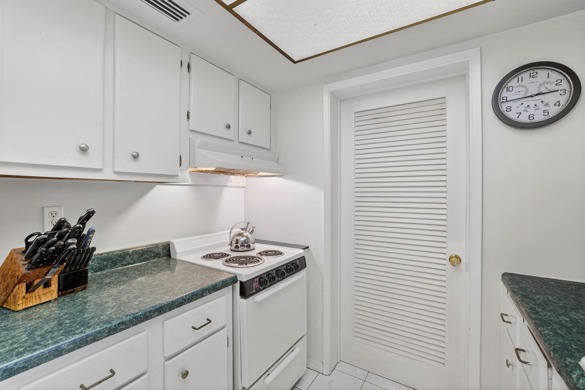 2755 Northeast 28th Avenue, Unit E2 Lighthouse Point, FL 33064 - Photo 16 of 75 Photo 16