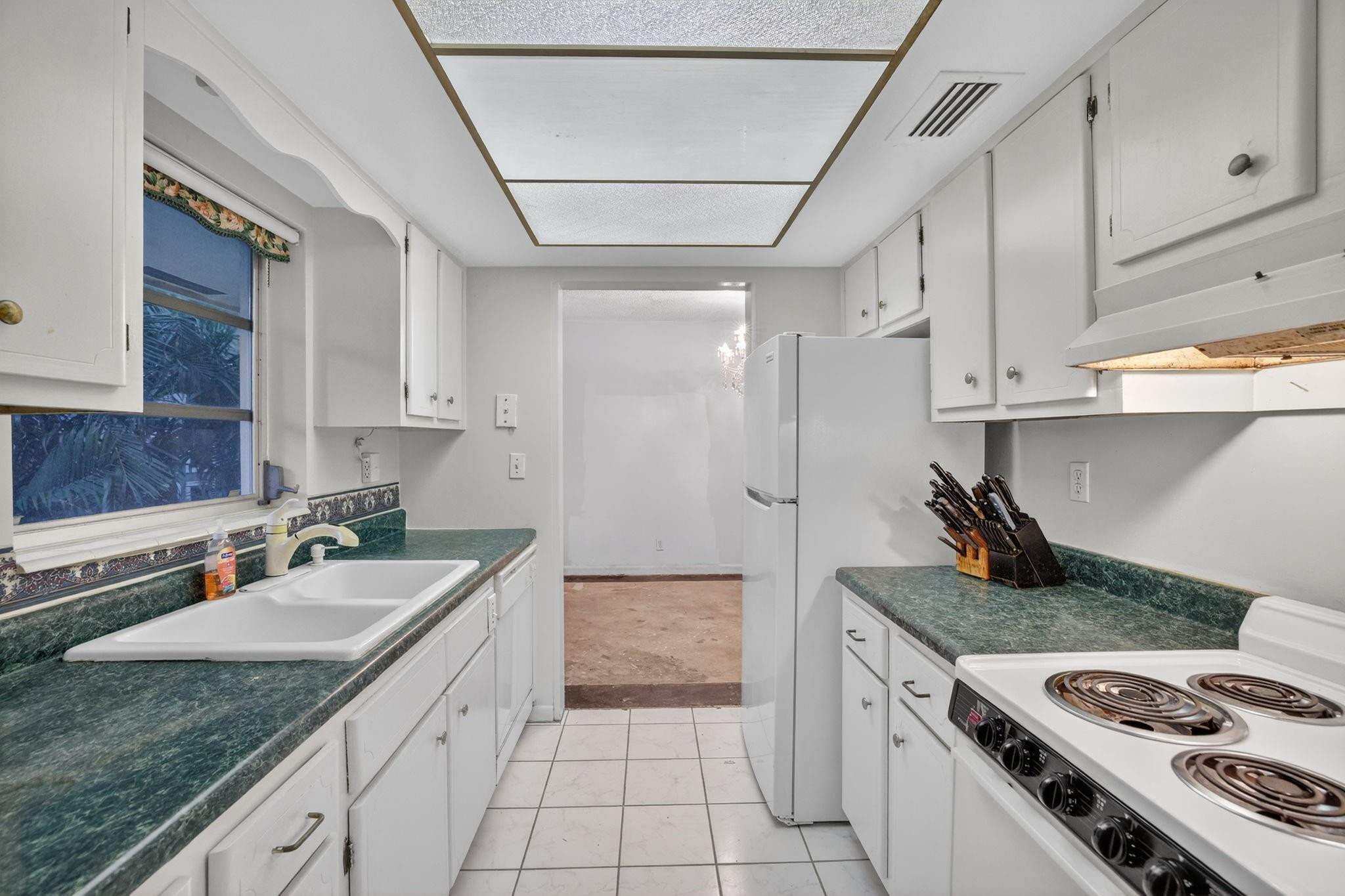 2755 Northeast 28th Avenue, Unit E2 Lighthouse Point, FL 33064 - Photo 17 of 75 Photo 17