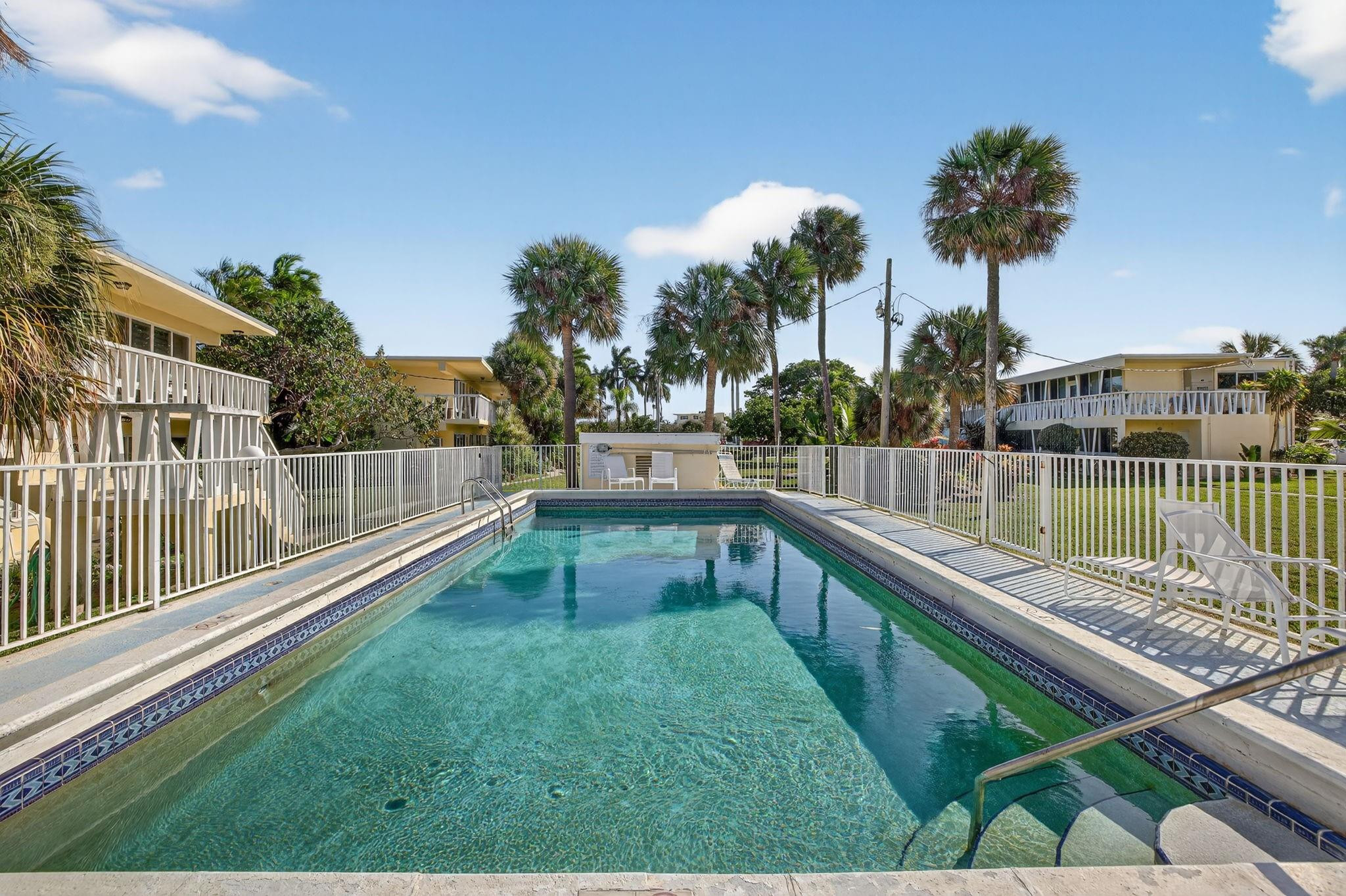 2755 Northeast 28th Avenue, Unit E2 Lighthouse Point, FL 33064 - Photo 43 of 75 Photo 43