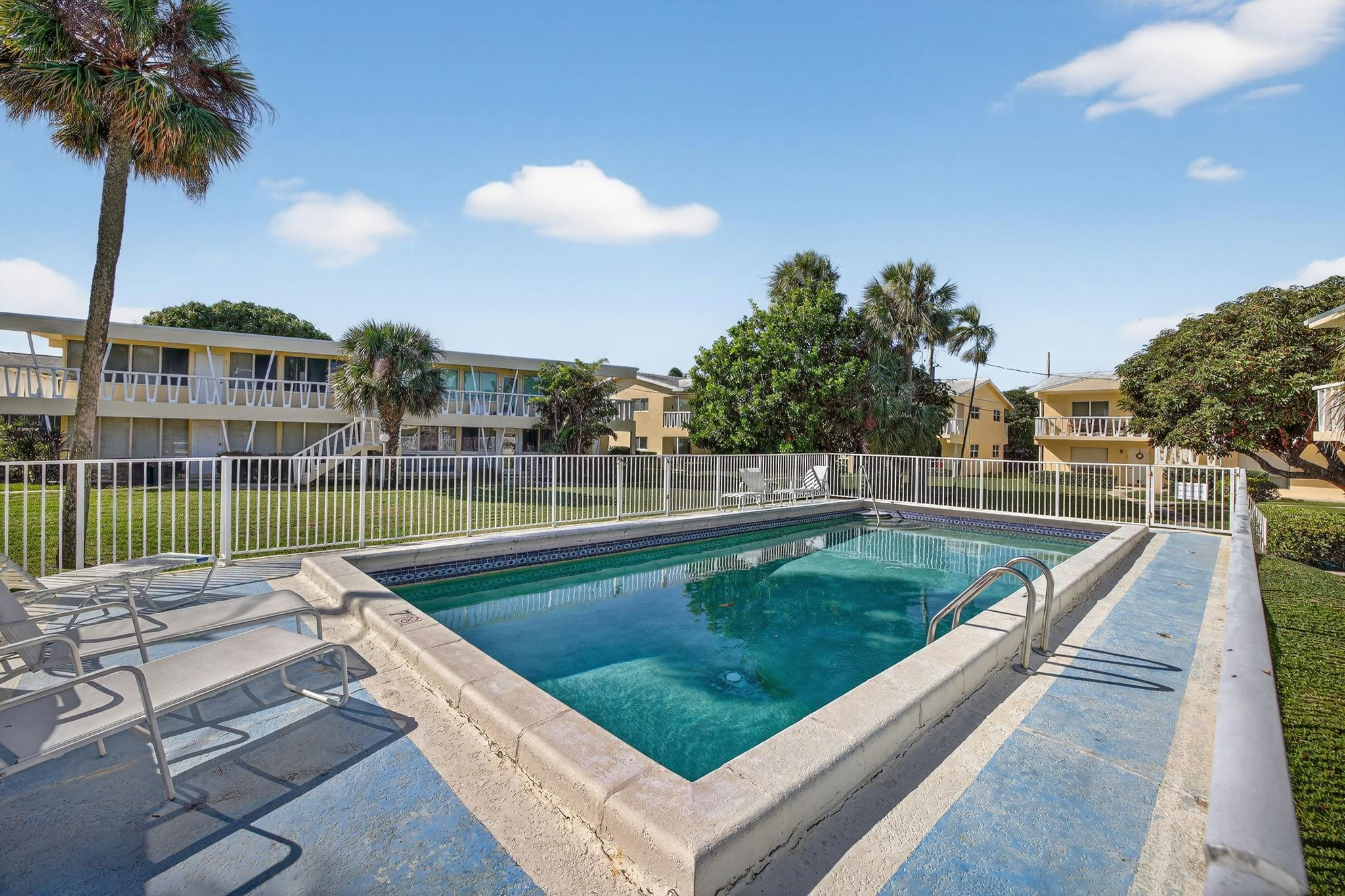 2755 Northeast 28th Avenue, Unit E2 Lighthouse Point, FL 33064 - Photo 45 of 75 Photo 45