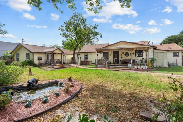 a view of a house with a big yard
