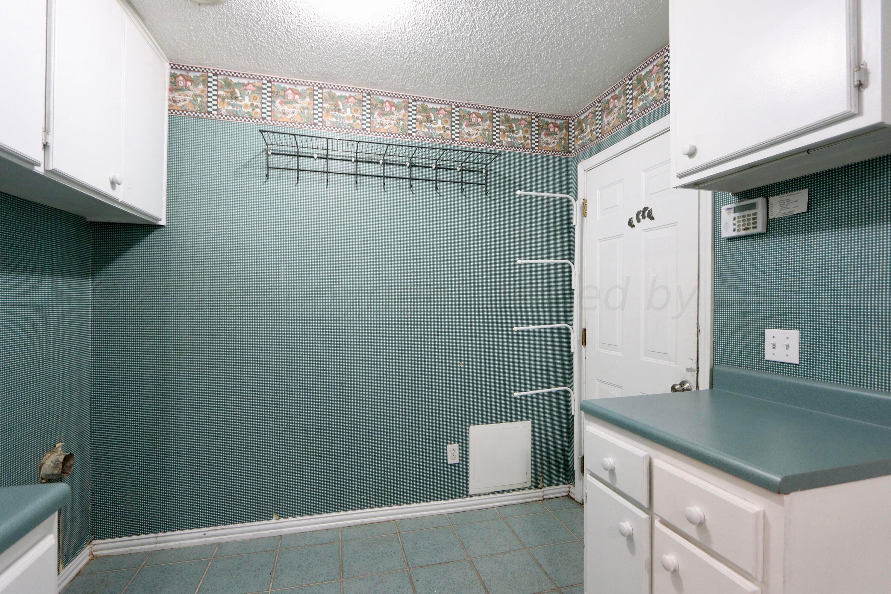 7916 Fenley Drive Amarillo, TX 79121 - Photo 16 of 23 a bathroom with a shower toilet and sink