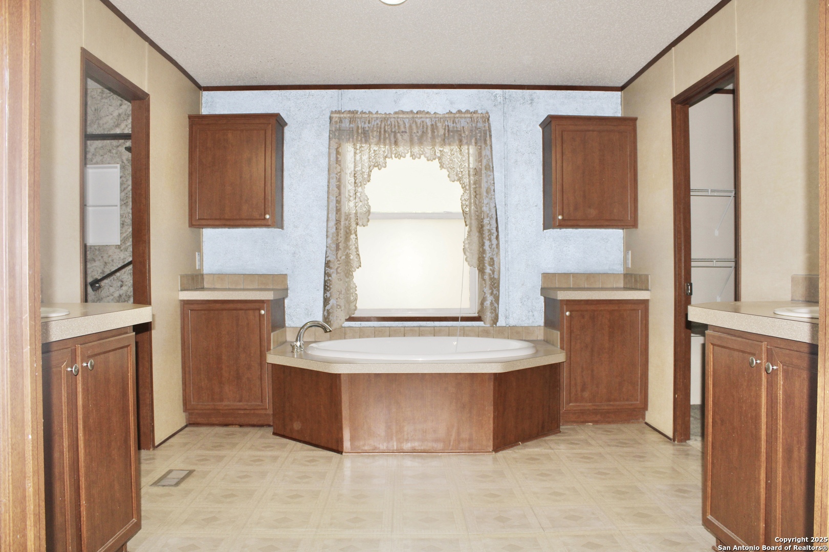 285 Rhonda Drive Lytle, TX 78052 - Photo 13 of 51 a spacious bathroom with a tub sink and mirror