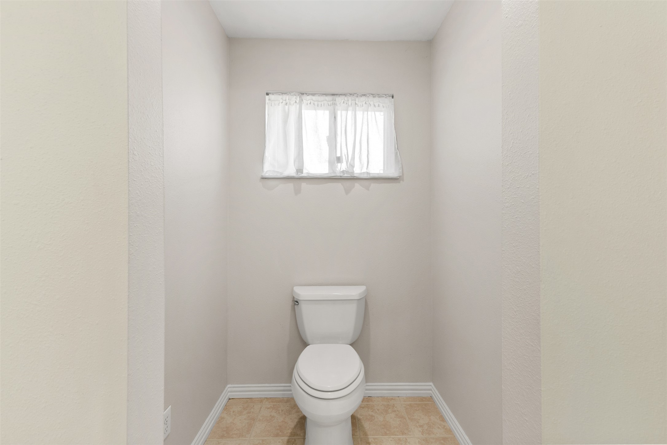 10860 County Road 272 Somerville, TX 77879 - Photo 15 of 34 a white toilet sitting in a bathroom next to a window
