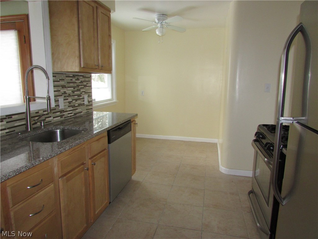 4891 Farnhurst Road Cleveland, OH 44124 - Photo 10 of 28