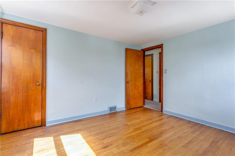 4213 Millington Road Pittsburgh, PA 15217 - Photo 10 of 16 Gallery Image 10