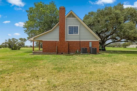 a view of a house with backyard and garden