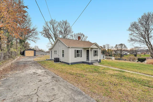 a view of a house with a yard