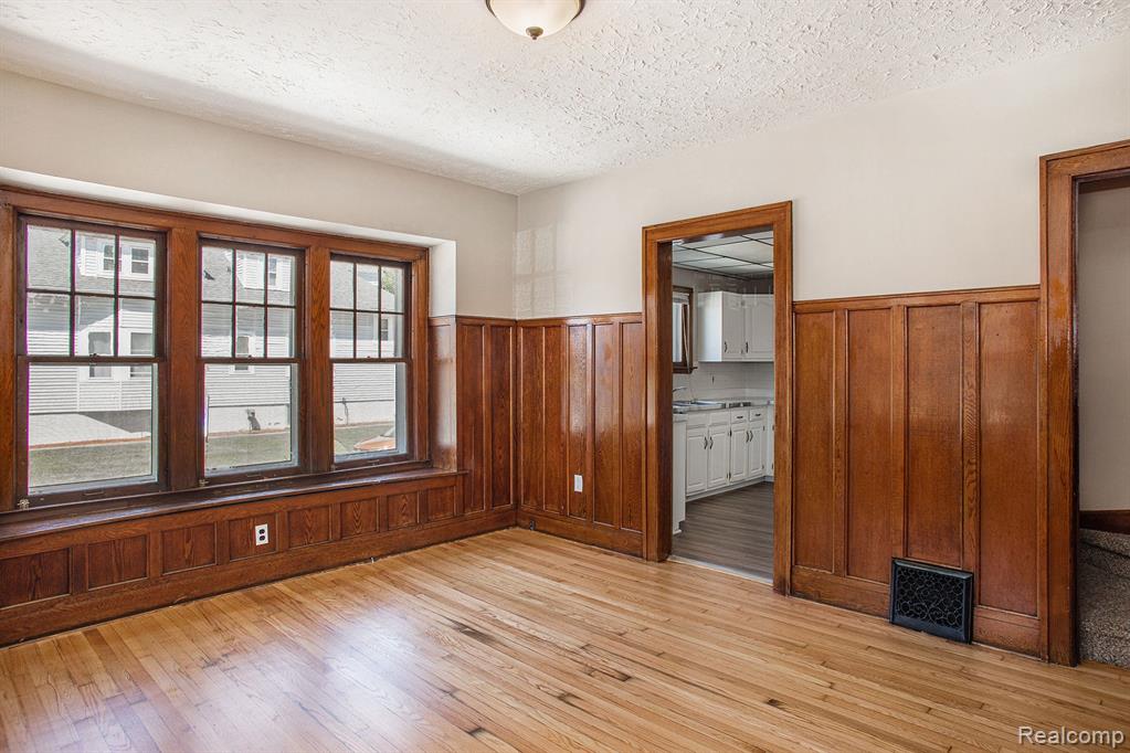 16321 East 9 Mile Road Eastpointe, MI 48021 - Photo 5 of 25