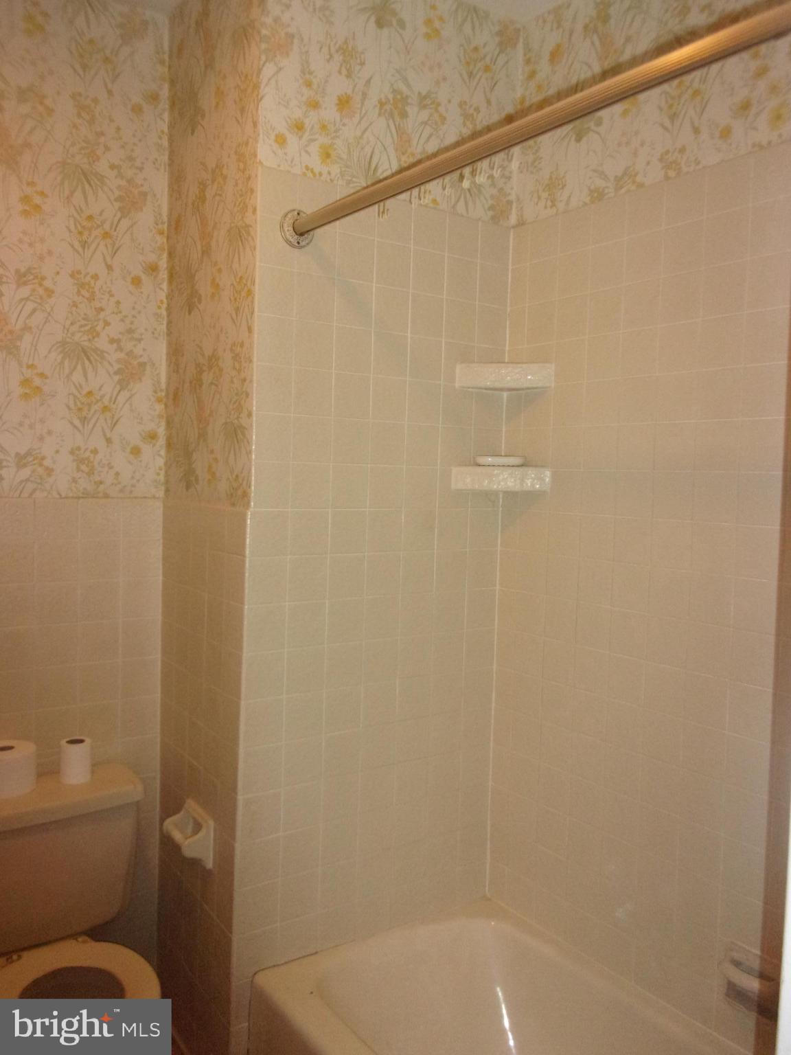 823 Buckingham Road Cumberland, MD 21502 - Photo 8 of 29 Fist floor bath