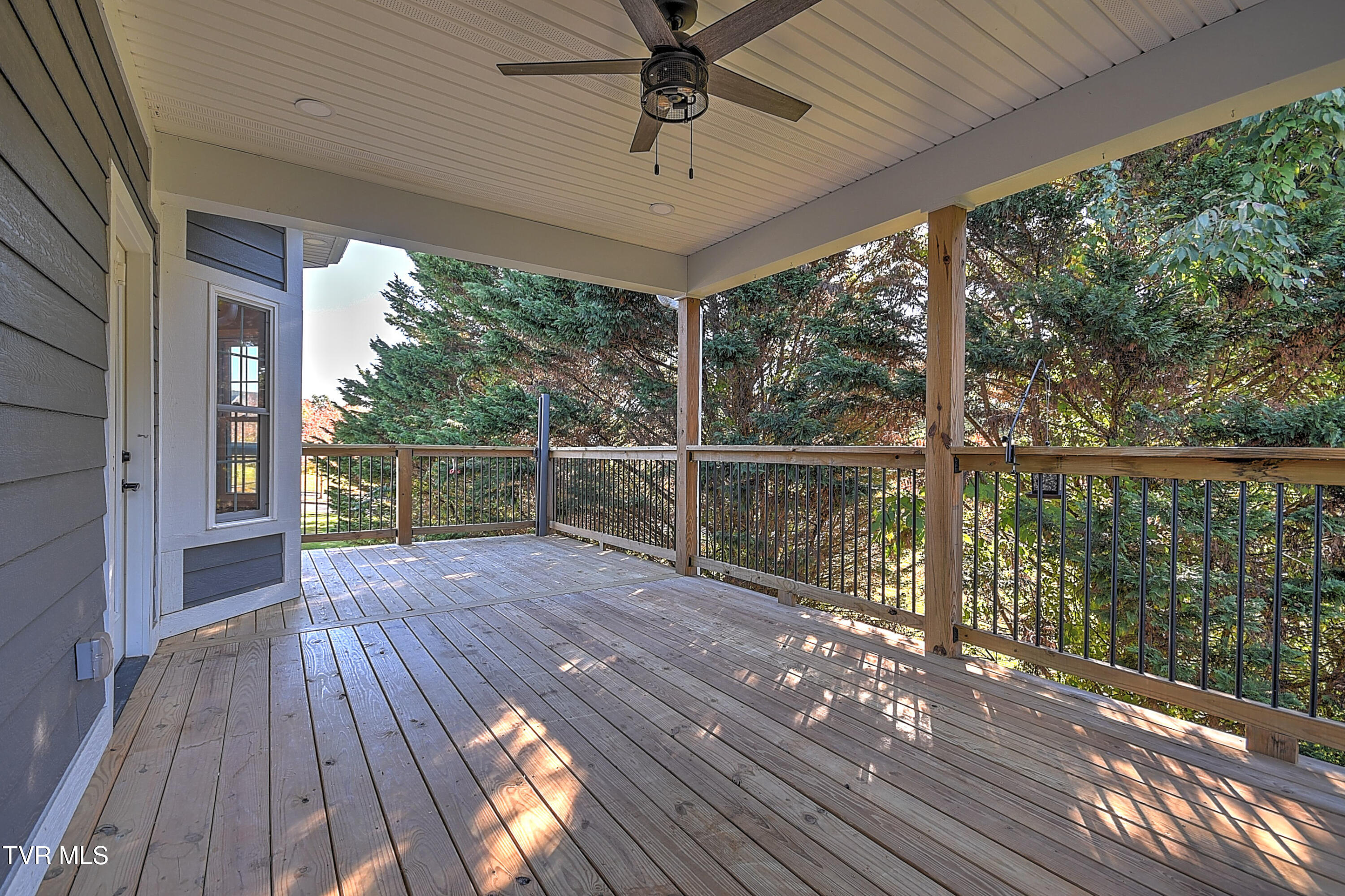 249 Oak View Circle Bristol, TN 37620 - Photo 4 of 73 249 Oak View DOM-64