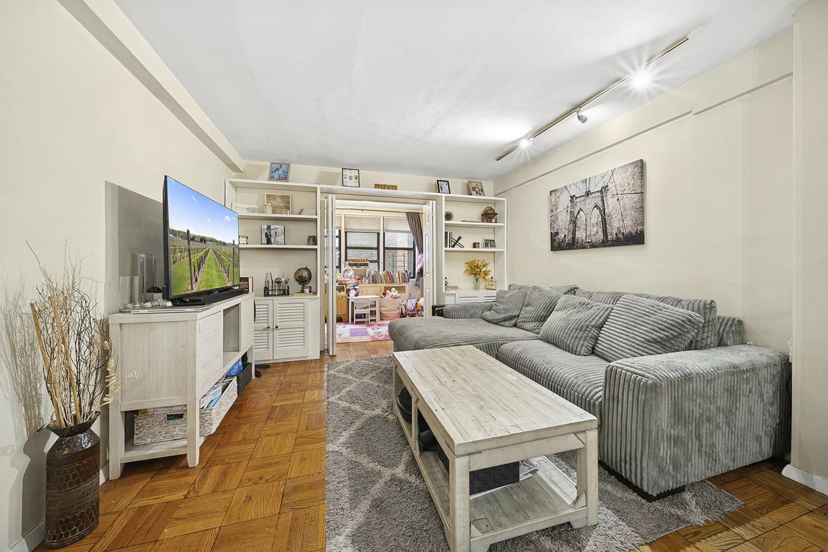 241 East 76th Street, Unit 5J Manhattan, NY 10021 - Photo 2 of 11 Living Room