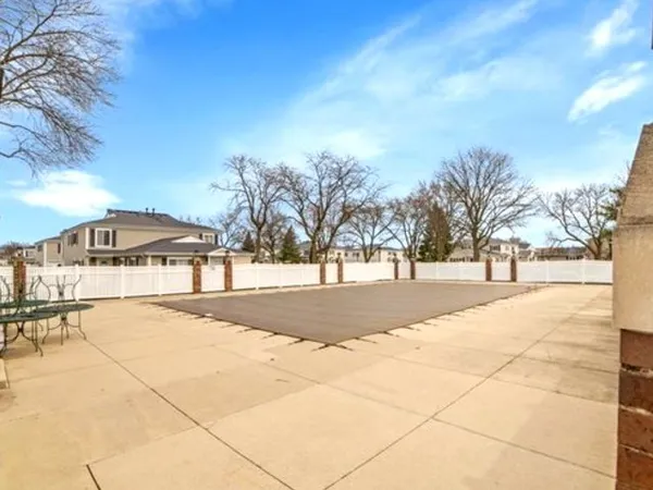 $210,000 | 1240 Cove Drive, Unit 221D, Prospect Heights, IL 60070