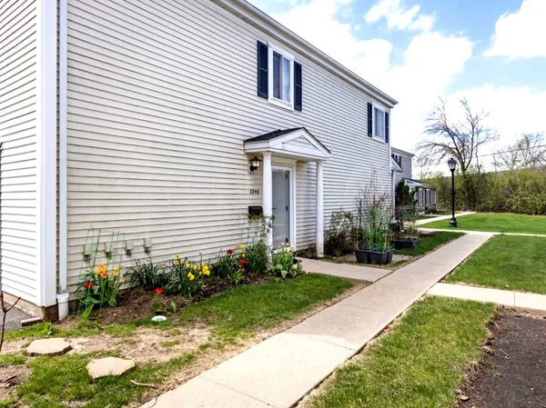 $210,000 | 1240 Cove Drive, Unit 221D, Prospect Heights, IL 60070