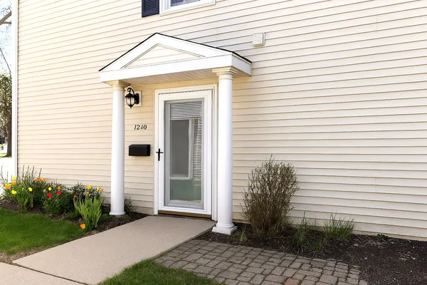 $210,000 | 1240 Cove Drive, Unit 221D, Prospect Heights, IL 60070