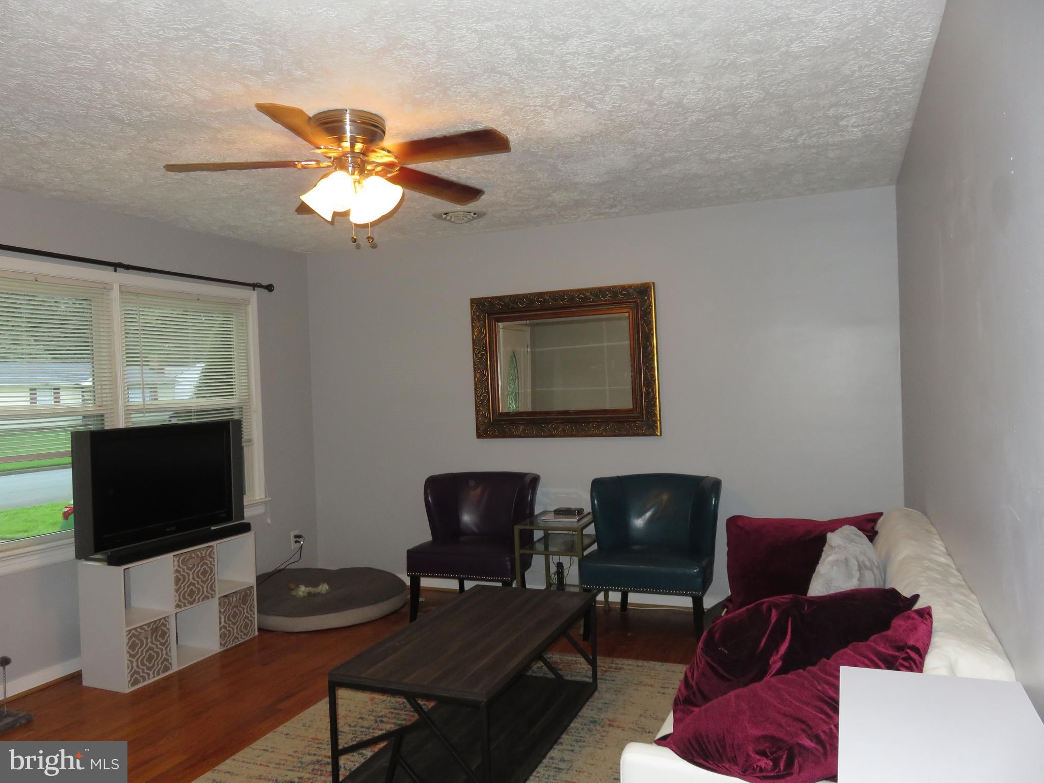 1424 Green Pasture Road Sandston, VA 23150 - Photo 14 of 20 Living Room