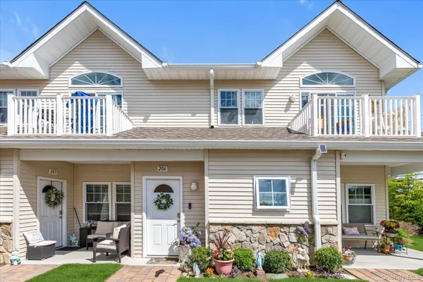 $599,000 | 206 Anchor Court, Copiague, NY 11726