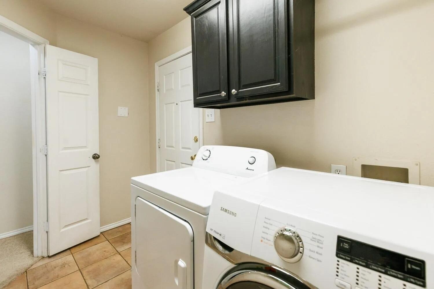 10602 Clinton Avenue Lubbock, TX 79424 - Photo 31 of 36 a utility room with dryer and washer