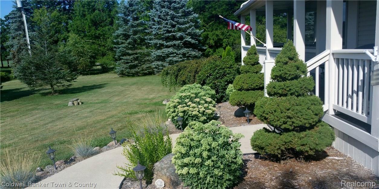 10770 Chase Lake Road Fowlerville, MI 48836 - Photo 6 of 43 ExteriorLandscaping2.jpg