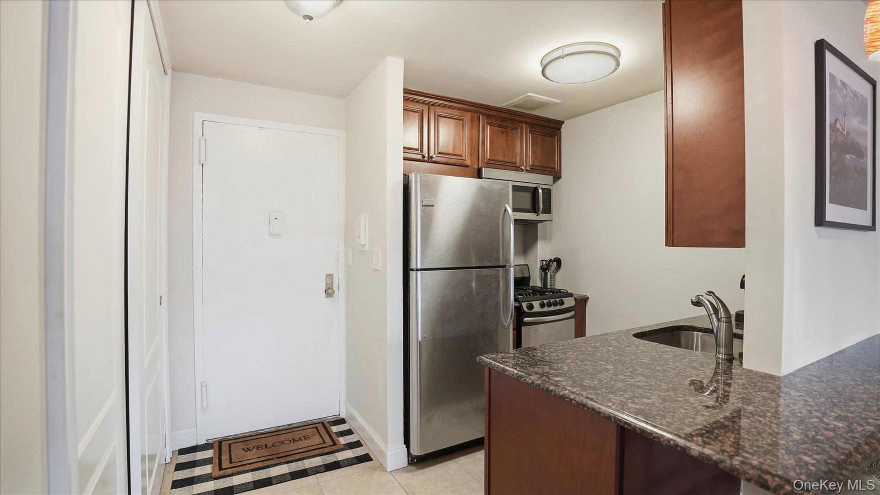 10 Lenox Road, Unit 1G Rockville Centre, NY 11570 - Photo 2 of 23