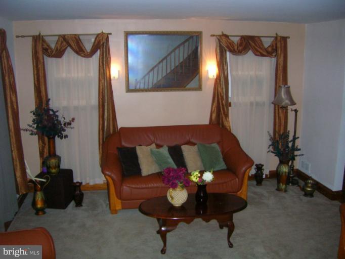 3703 Ridgecroft Road Baltimore, MD 21206 - Photo 12 of 18 Living Room