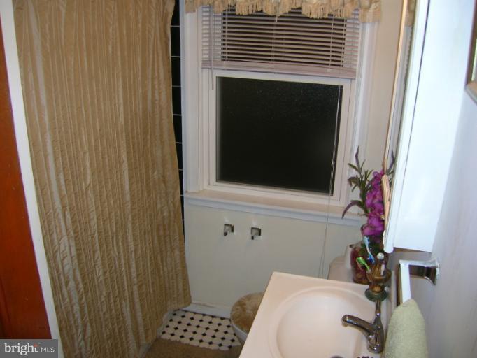 3703 Ridgecroft Road Baltimore, MD 21206 - Photo 16 of 18 Bath