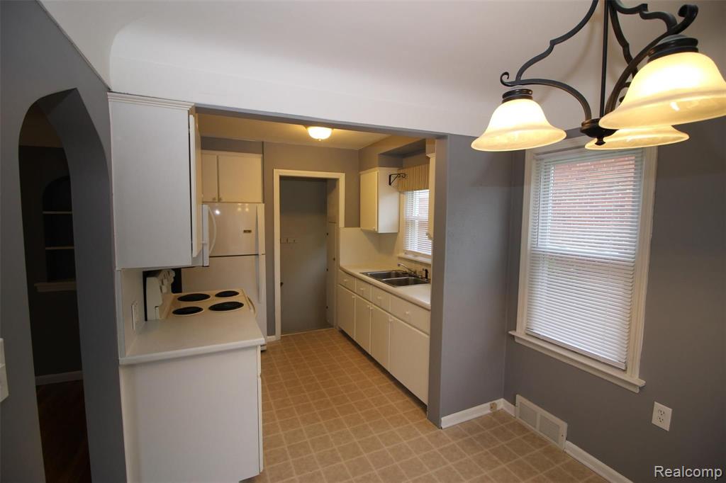 24080 Colgate Street Dearborn Heights, MI 48125 - Photo 14 of 32