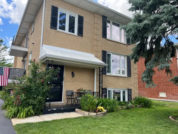 $2,300 | 4506 Sunnyside Avenue, Unit 3, Brookfield, IL 60513