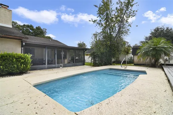 a view of a backyard