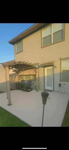 a view of a back yard