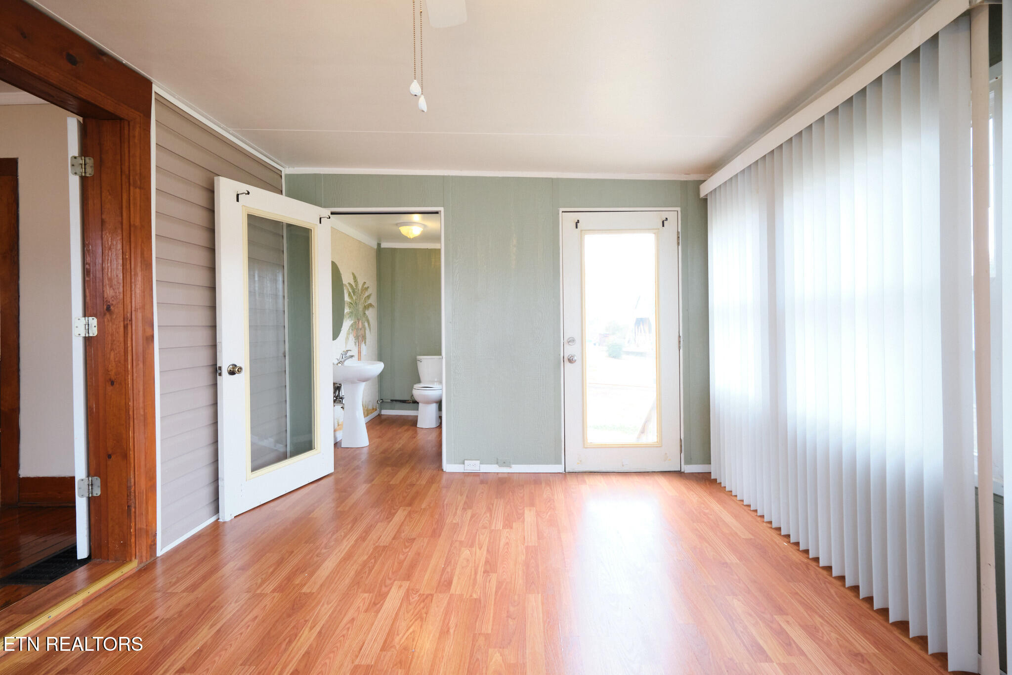 304 West Lincoln Road Alcoa, TN 37701 - Photo 13 of 22 304 W. Lincoln Rd Alcoa, TN 13 Sunroom w