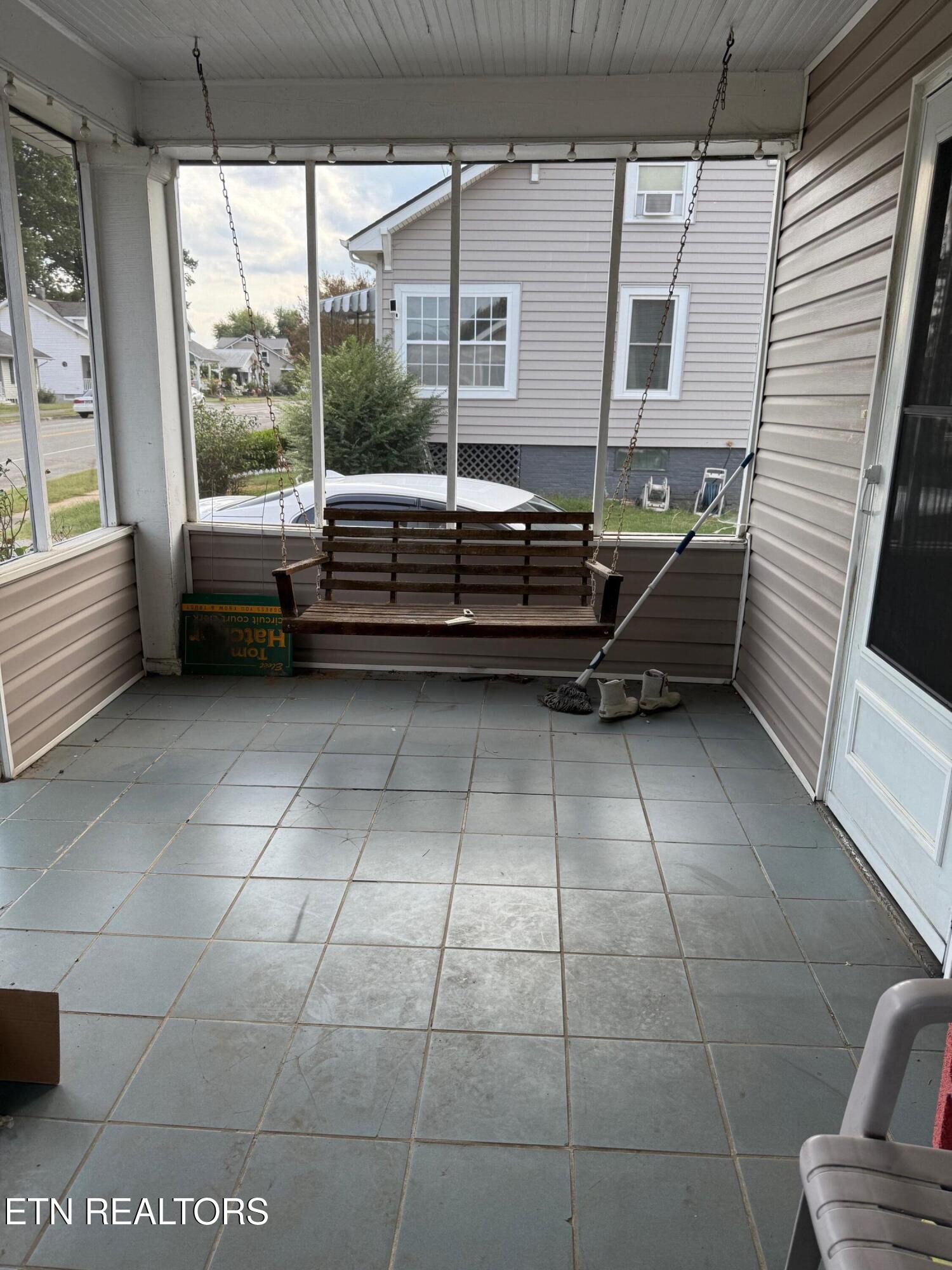 304 West Lincoln Road Alcoa, TN 37701 - Photo 2 of 55 Screened front porch